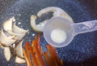 放入红椒，再放少许调味盐