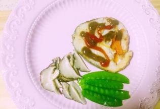 煎好后装盘，鳕鱼来点黑椒酱和番茄沙拉