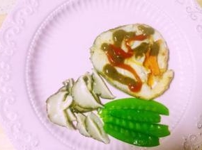 煎好后装盘，鳕鱼来点黑椒酱和番茄沙拉