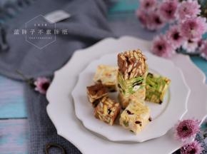 最后可以在切面撒上雪花粉，敲好吃的雪花酥就做好了。