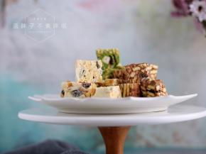 【抹茶雪花酥】
棉花糖180g、奶粉45g、抹茶粉10g、蔓越莓干+葡萄干50g、坚果（巴旦木，腰果，南瓜籽，西瓜籽，花生）100g、黄油50g、小齐福饼干180g
雪花粉：奶粉15g、抹茶粉5g