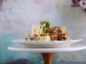 【抹茶雪花酥】
棉花糖180g、奶粉45g、抹茶粉10g、蔓越莓干+葡萄干50g、坚果（巴旦木，腰果，南瓜籽，西瓜籽，花生）100g、黄油50g、小齐福饼干180g
雪花粉：奶粉15g、抹茶粉5g