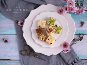 【巧克力雪花酥】
棉花糖180g、奶粉40g、可可粉15g、黑巧克力30g、蔓越莓干+葡萄干50g、坚果（巴旦木，腰果，南瓜籽，西瓜籽，花生）100g、黄油50g、小齐福饼干180g
雪花粉：奶粉15g、可可粉8g