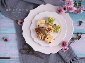 【巧克力雪花酥】
棉花糖180g、奶粉40g、可可粉15g、黑巧克力30g、蔓越莓干+葡萄干50g、坚果（巴旦木，腰果，南瓜籽，西瓜籽，花生）100g、黄油50g、小齐福饼干180g
雪花粉：奶粉15g、可可粉8g
