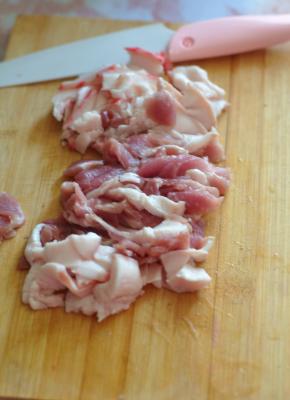 将猪肉切成片状。