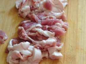 将猪肉切成片状。