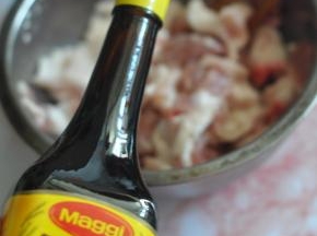 .加入蛋清、淀粉、鲜味汁。