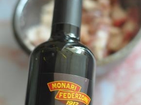 再加少许意大利黑醋，抓匀腌制20分钟。