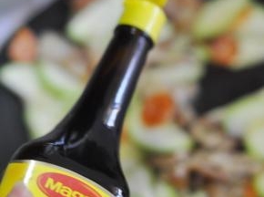 加少许盐，淋一些鲜味汁。