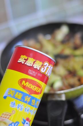 .最后放少许鸡粉出锅。