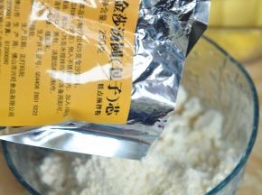 将金莎汤圆芯粉倒入碗中。