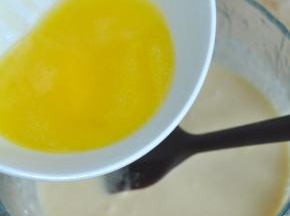 黄油融化后加入拌匀。
