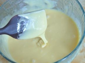 搅拌成均匀的可流动状态。放入冰箱冷冻至硬。