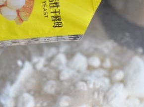 倒入大包粉包装袋中赠送的酵母。