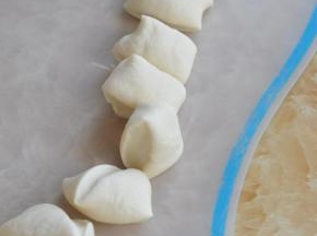 将面团分割成两份，搓成长条状，切成小剂。
