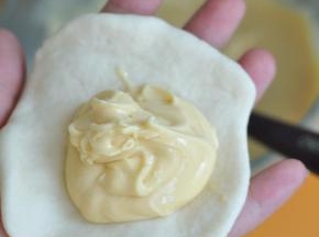 将小剂擀成薄片，舀入流沙馅。