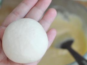 捏紧封口，适当揉圆面团。放在蒸锅里备用。