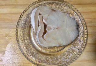 把码制好的鳕鱼洗一下沥干水，准备煎