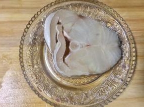 把码制好的鳕鱼洗一下沥干水，准备煎