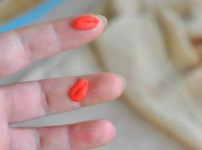 再压出两个耳朵，捏长些，并且推平底部，用牙签在中间压一条痕。