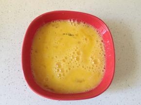 鸡蛋加盐打散
