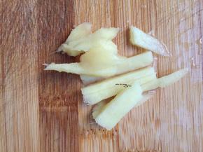姜去皮洗净切丝