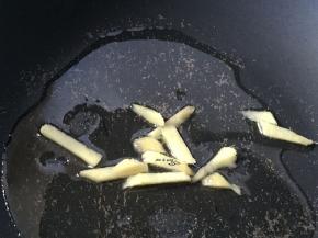 锅中少许油爆香姜丝后捞出