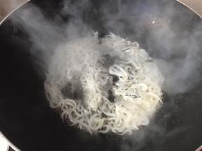 入洗净控水的银鱼翻炒片刻出锅