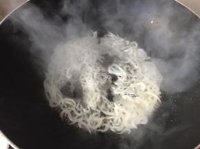 入洗净控水的银鱼翻炒片刻出锅