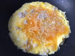 蛋液快凝固的时候撒入银鱼