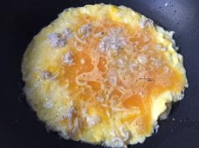 蛋液快凝固的时候撒入银鱼