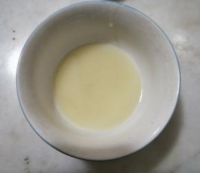 玉米油和清水混合乳化。