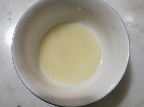 玉米油和清水混合乳化。