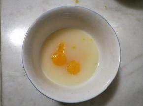 加入4个蛋黄混合均匀。