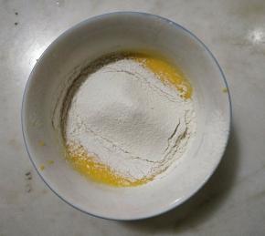 加入过筛好的低筋面粉。