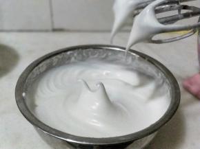 4个蛋清加细砂糖打发至湿性发泡。