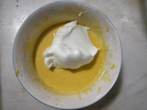 蛋清分三次与蛋黄糊翻拌。