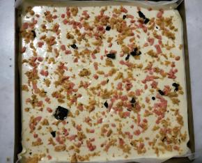 表面撒上肉松和火腿肠粒。