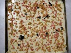 表面撒上肉松和火腿肠粒。