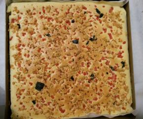 烤箱预热170度，中层烤20分钟左右。出炉倒扣在干净的油纸上，撕去底部油纸。