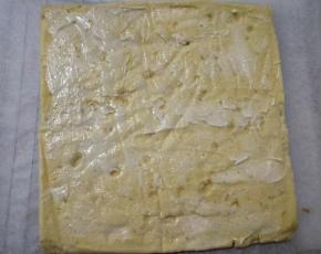 在毛巾面上抹适量沙拉酱，洒少许肉松。