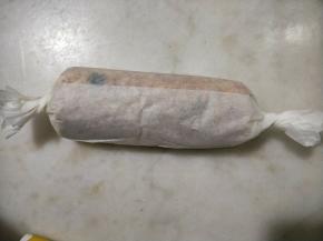 借助擀面杖卷起来用油纸包好，放入冰箱冷藏30分钟以上。