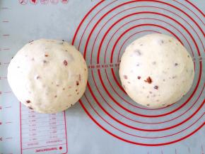 将面团排气，平均分成两份，滚圆