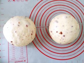 将面团排气，平均分成两份，滚圆