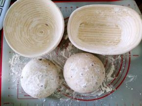 面团表面和发酵篮内壁抹粉