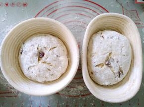 将面团放入发酵篮