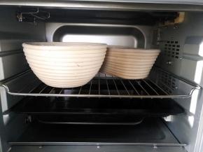 烤箱底部放盛水的烤盘，开启发酵功能