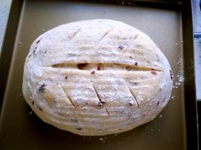 在椭圆形面团表面割树枝纹路