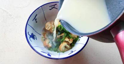 冲入滚烫的豆浆