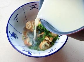 冲入滚烫的豆浆